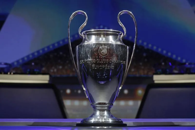 Chiếc cúp bạc Champions League – biểu tượng cho vị thế và đẳng cấp cao nhất của bóng đá châu Âu.