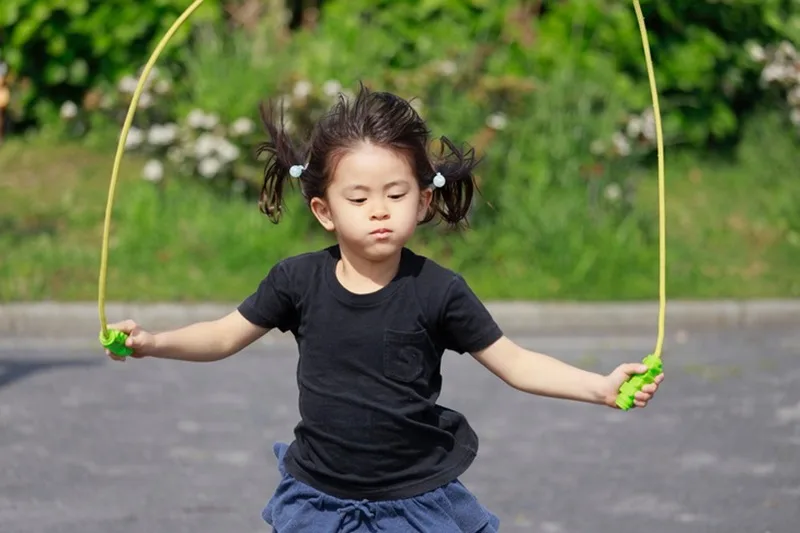 Nhảy dây là bài tập vận động đơn giản giúp cải thiện sức khỏe thể chất.
