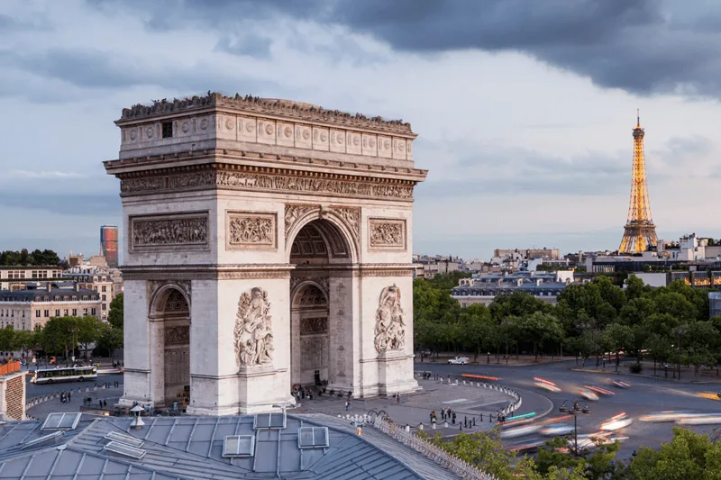 Khung cảnh thơ mộng nhìn từ đỉnh Khải hoàn môn thu trọn vẻ đẹp của tháp Eiffel và đại lộ Champs-Élysées.