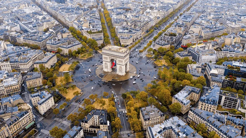Khải hoàn môn Paris tọa lạc uy nghi tại quảng trường Charles de Gaulle, trung tâm giao thoa của 12 đại lộ.